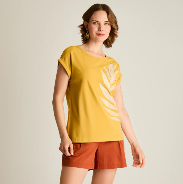 POLERA MOSTAZA CON ESTAMPADO